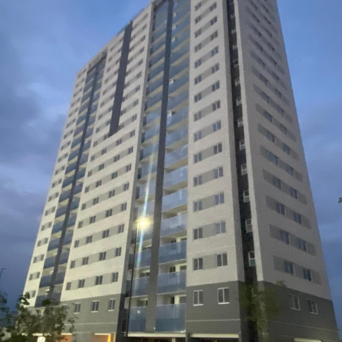 Fachada do edifício residencial sob céu nublado.