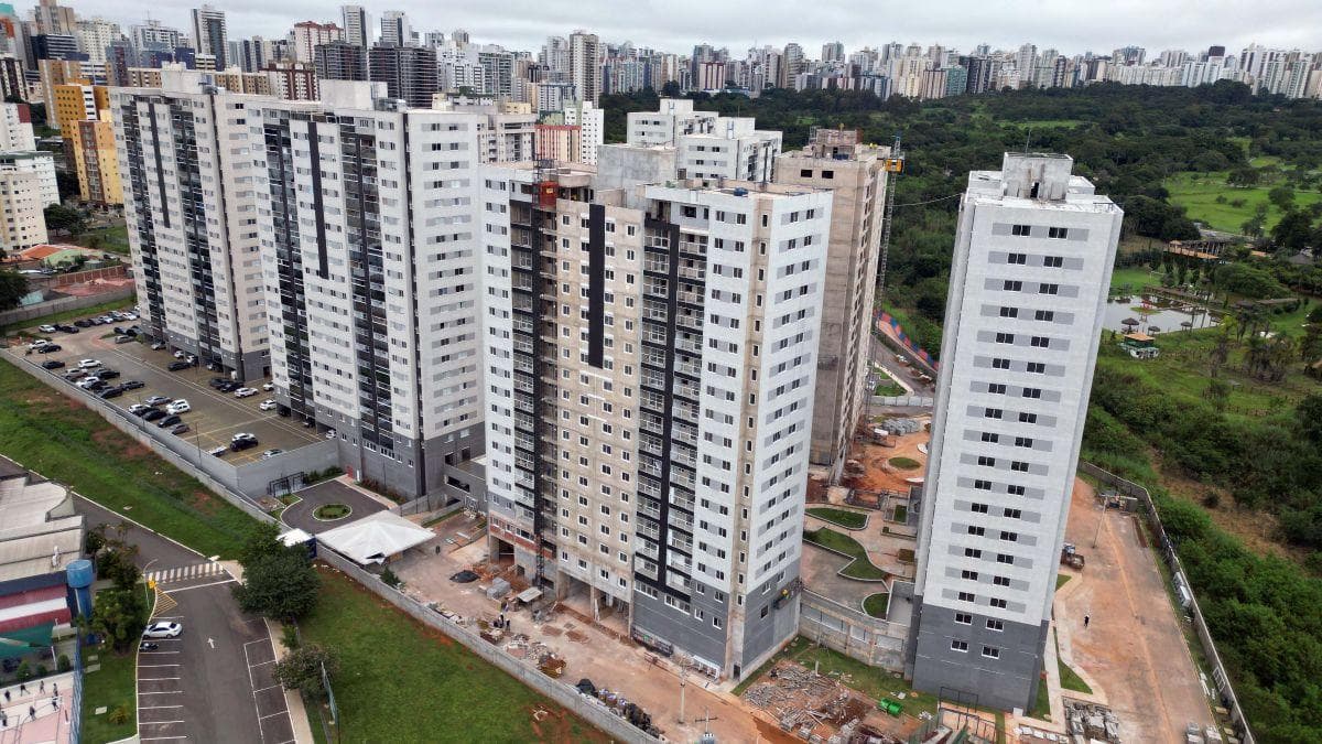 Vista aérea frontal dos prédios residenciais em construção do condomínio.