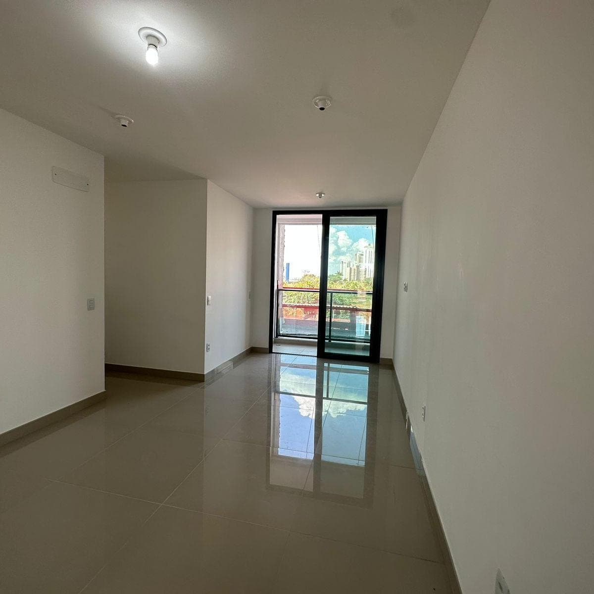 Sala com acesso à varanda e vista externa