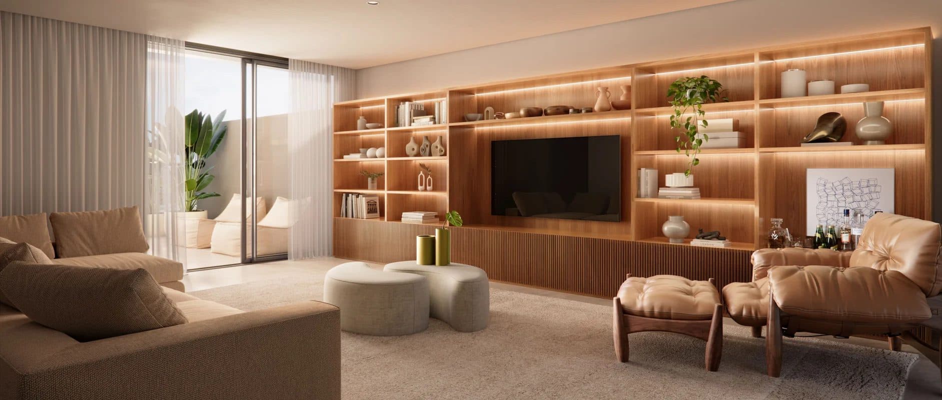 Sala de estar com sofá em tons neutros, estante planejada em madeira com iluminação em LED e TV.