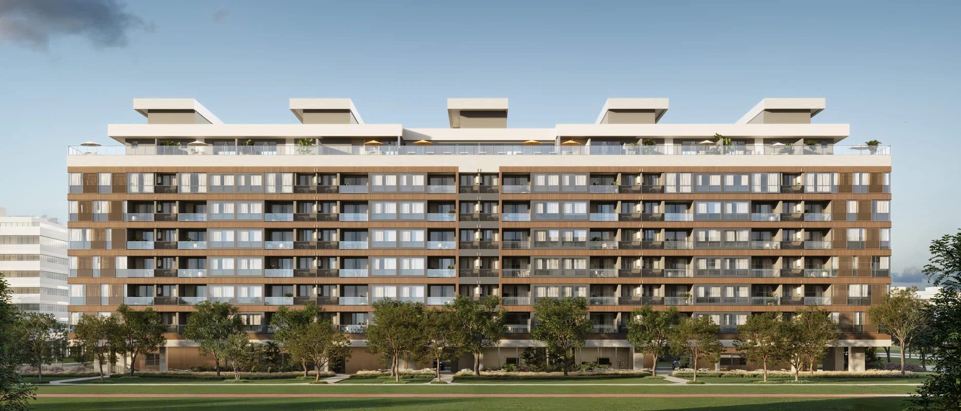 Fachada do edifício residencial de múltiplos pavimentos com varandas e arborização no térreo.