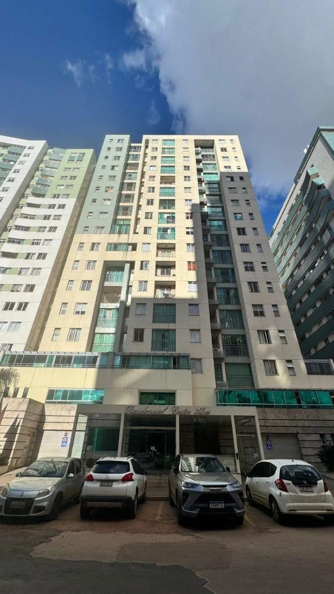 Fachada frontal do edifício Residencial Castro Alves com portaria e carros estacionados.