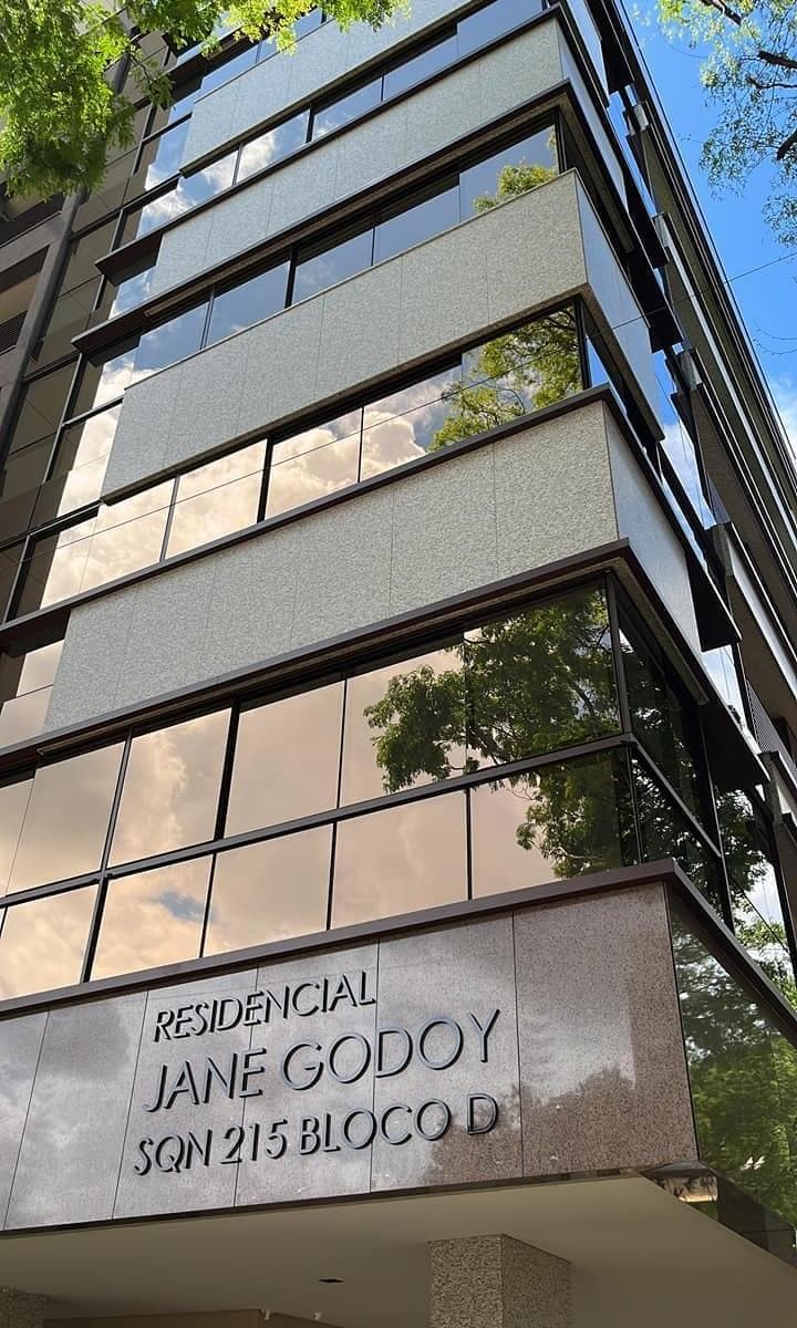 Detalhe da entrada do edifício residencial mostrando a identificação na fachada.