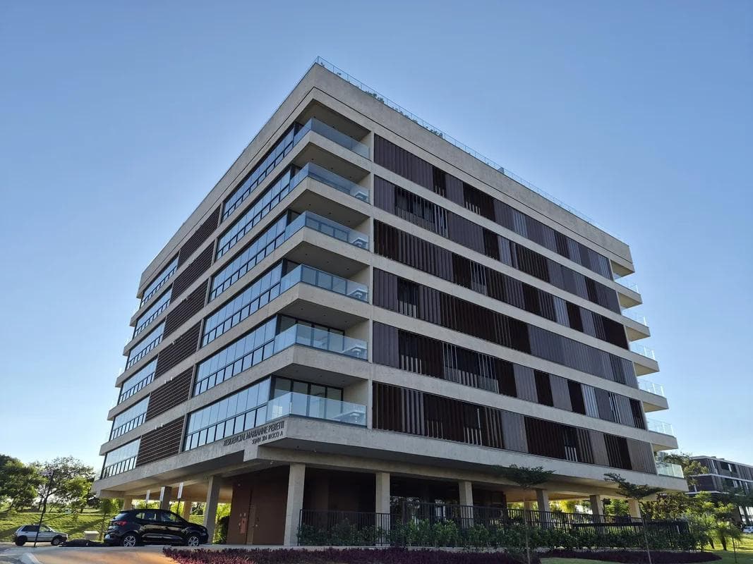 Fachada do edifício residencial de arquitetura moderna com varandas.