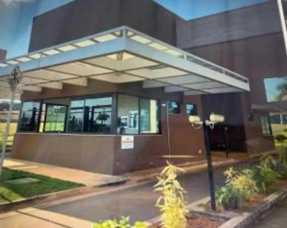 Portaria do condominio com cobertura metalica e guarita