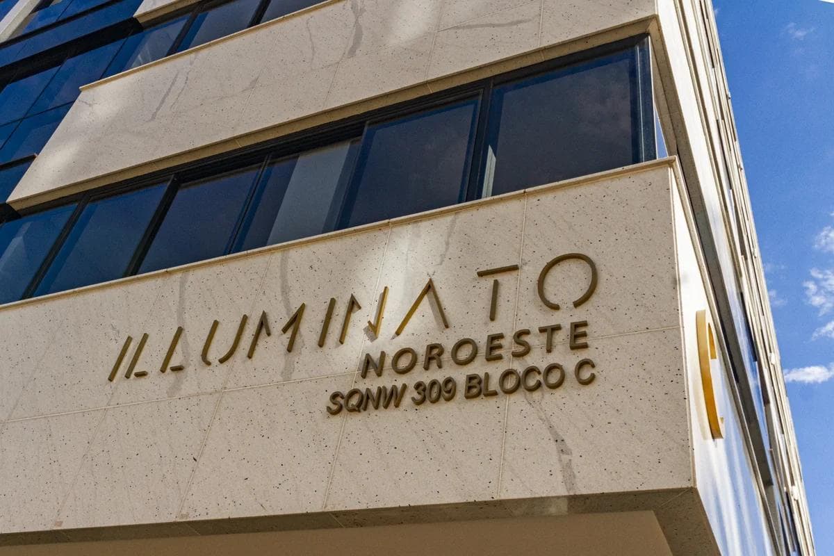 Placa de identificação na fachada do edifício Illuminato Noroeste