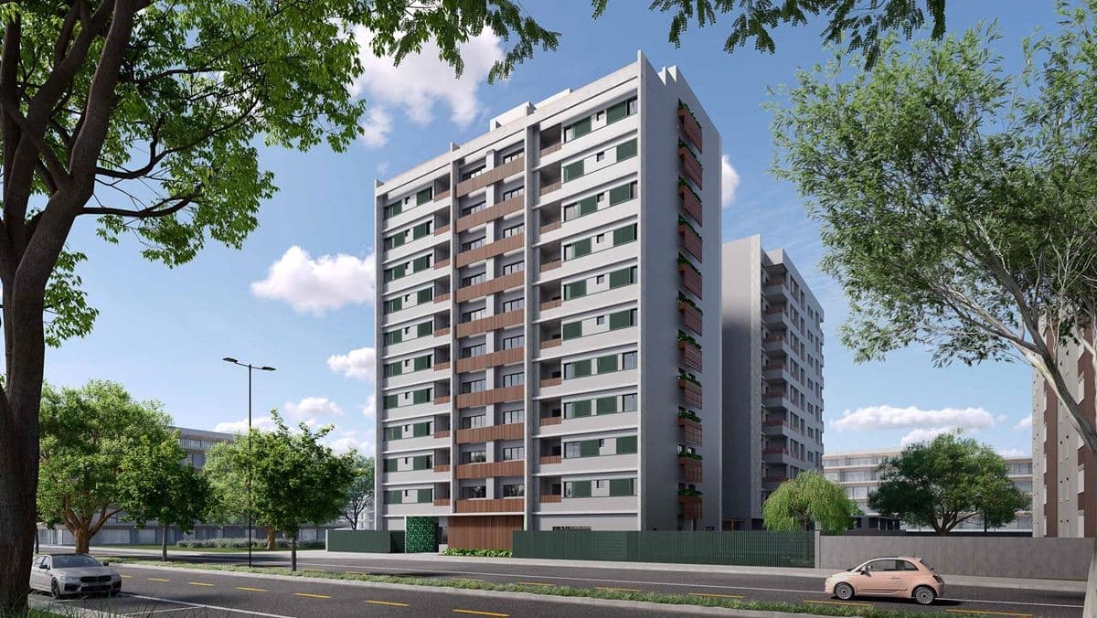 Fachada do edificio residencial de multiplos andares com arborizacao urbana no entorno.